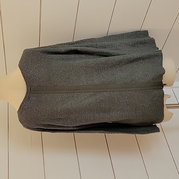 American Eagle Outfitters medium green v neck back zip sweater - Picture 3 of 6